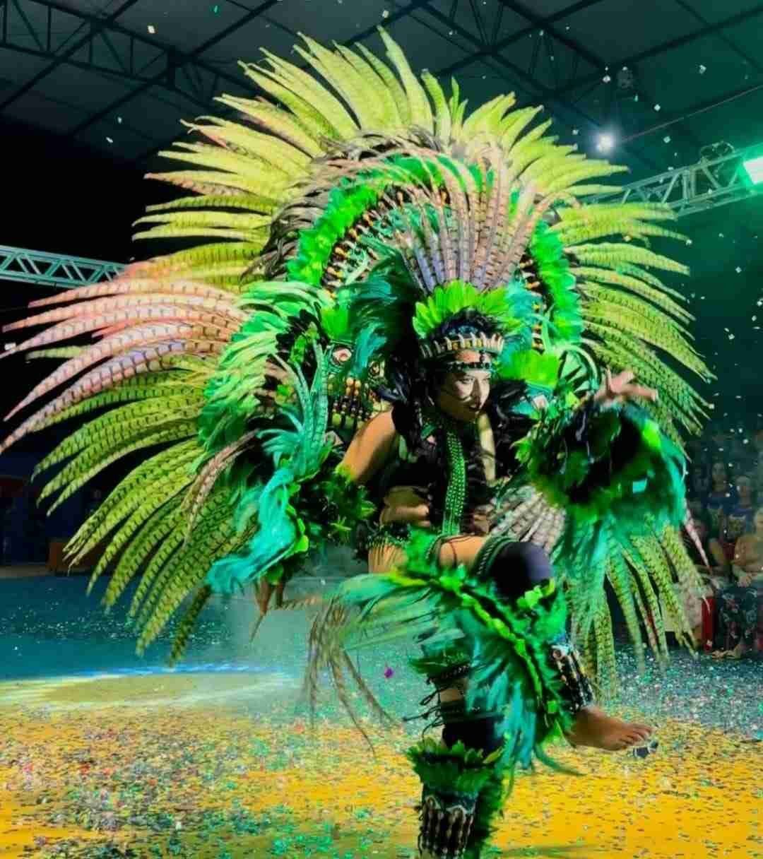DanÃ§arinos com chapÃ©us de aba larga danÃ§ando em fila