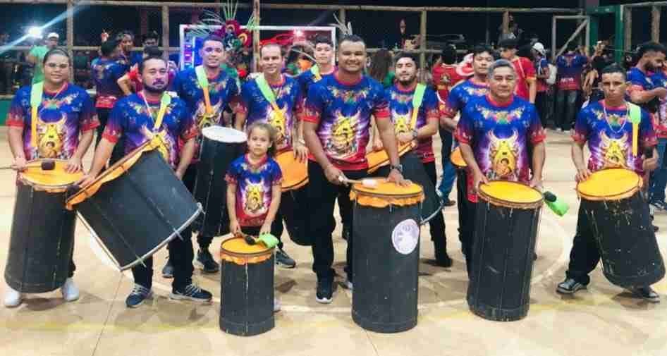 Bateria do Boi Novo posando para foto em grupo