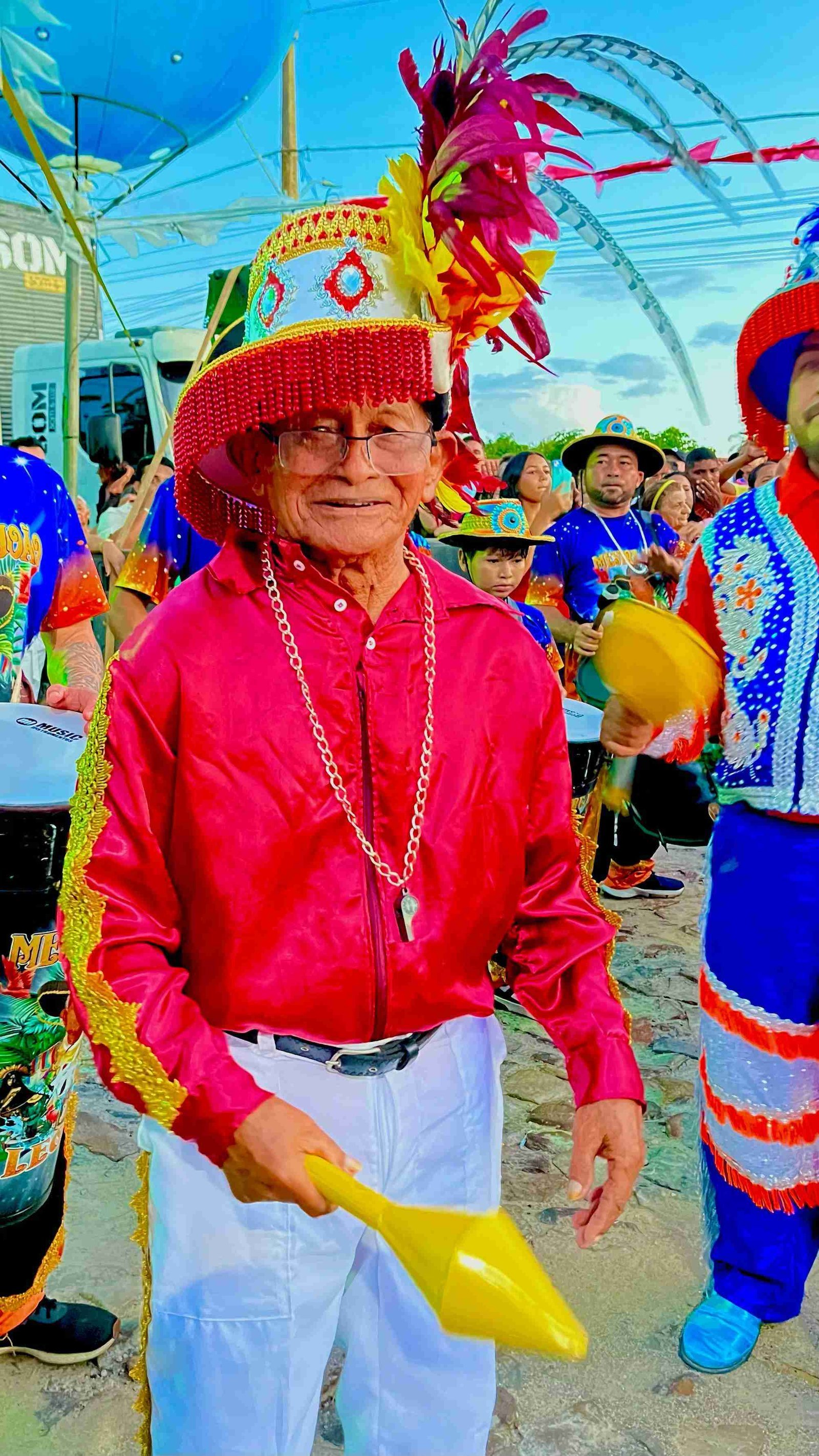Participante com fantasia tribal elaborada e maquiagem artÃ­stica