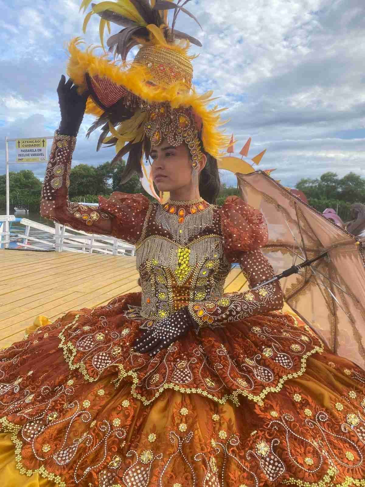 DanÃ§arina com vestido rodado marrom e dourado com sombrinha