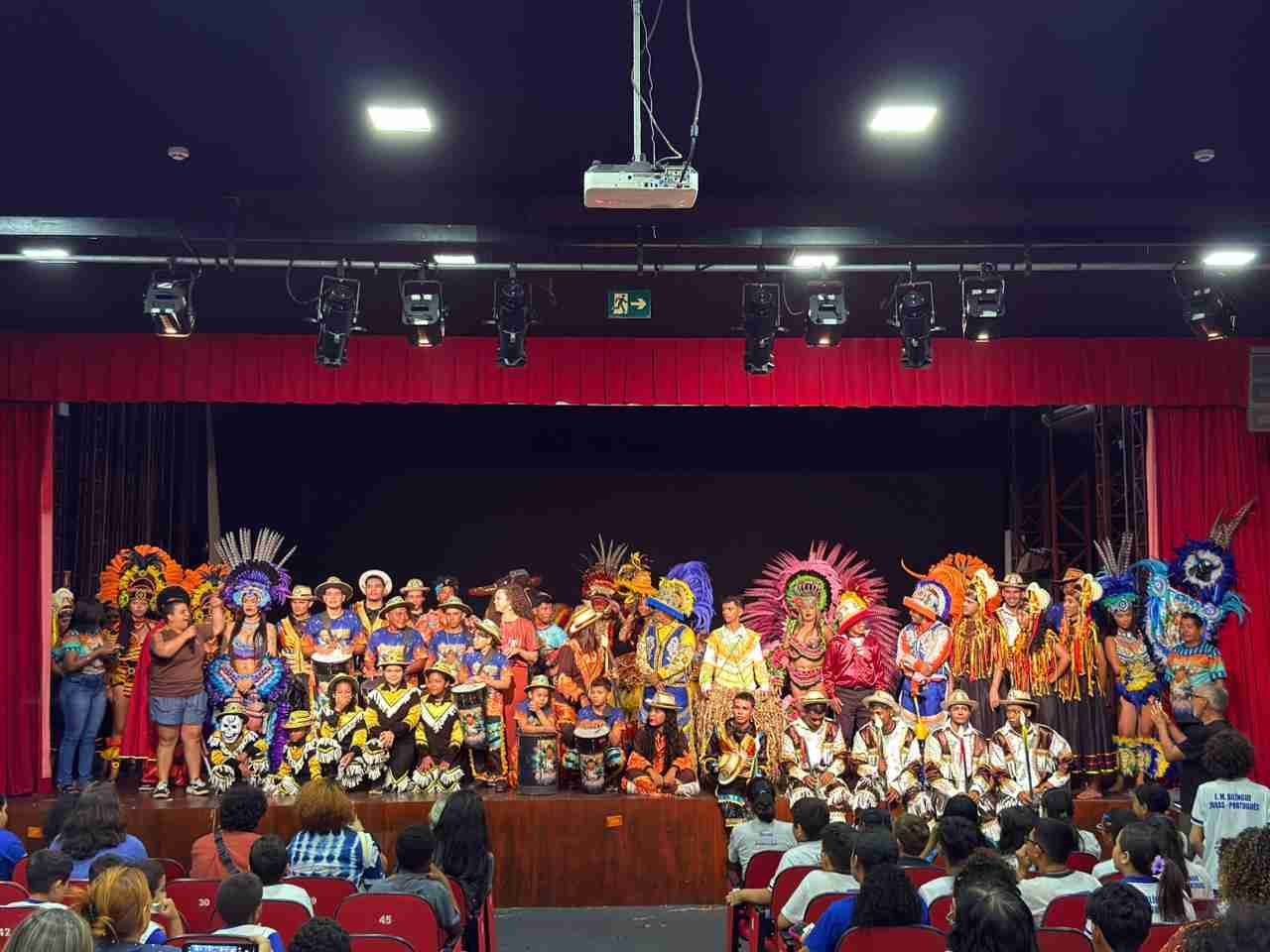Brincantes do Boi Novo Fazendinha em trajes tradicionais
